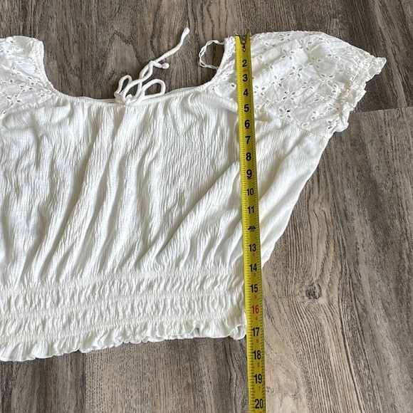 Caution to the Wind Women’s White Cropped Eyelet Top, Elastic Hem. Size medium. - Picture 8 of 8